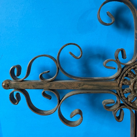 Elegant Rustic Style Metal Wall Cross Decor - Picture 4 of 9